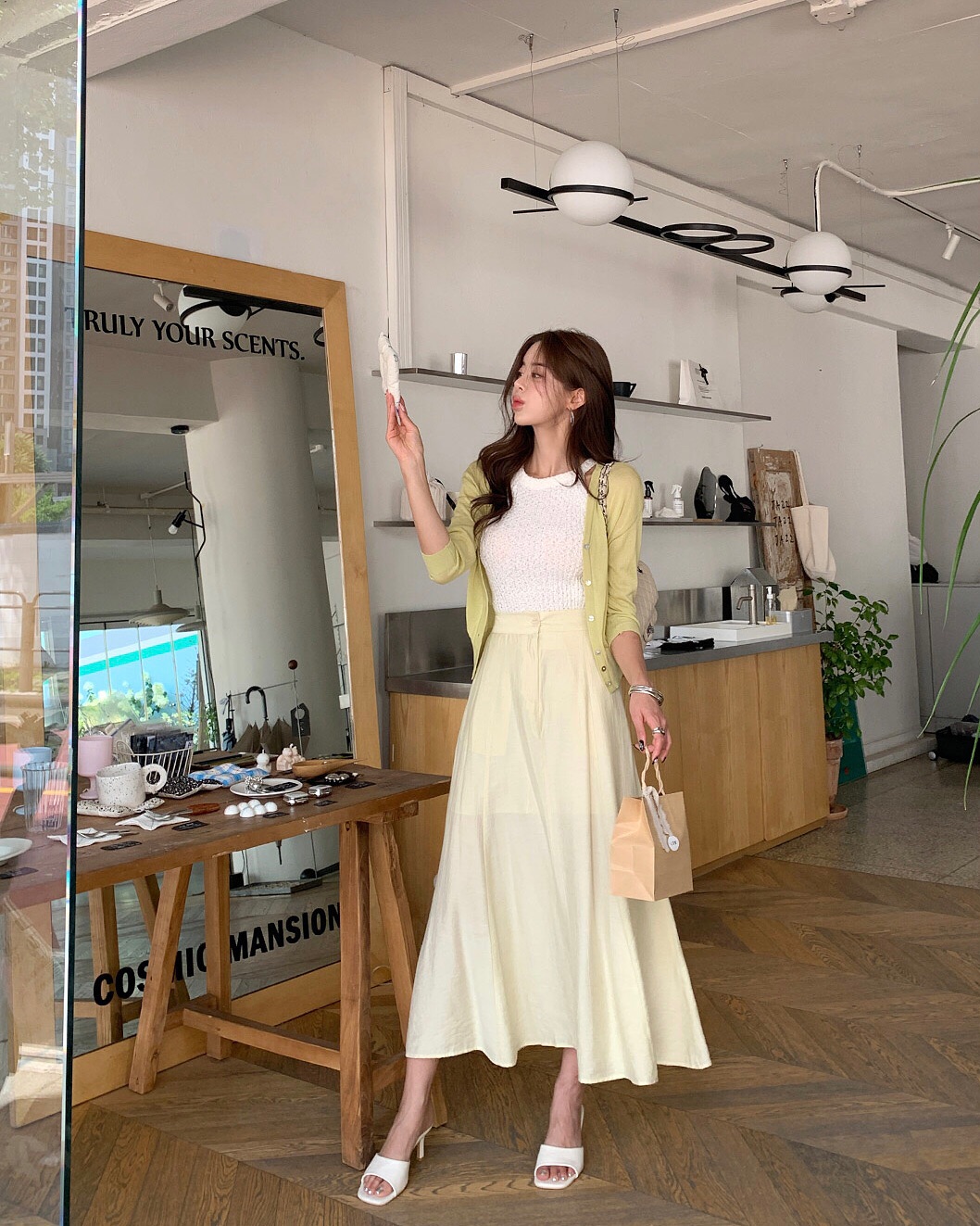 Chân váy sáng màu mix cùng với 5 mẫu áo này thì không thể xuất sắc hơn- Ảnh 13. Chân váy sáng màu mix cùng với 5 mẫu áo này thì không thể xuất sắc hơn- Ảnh 13.