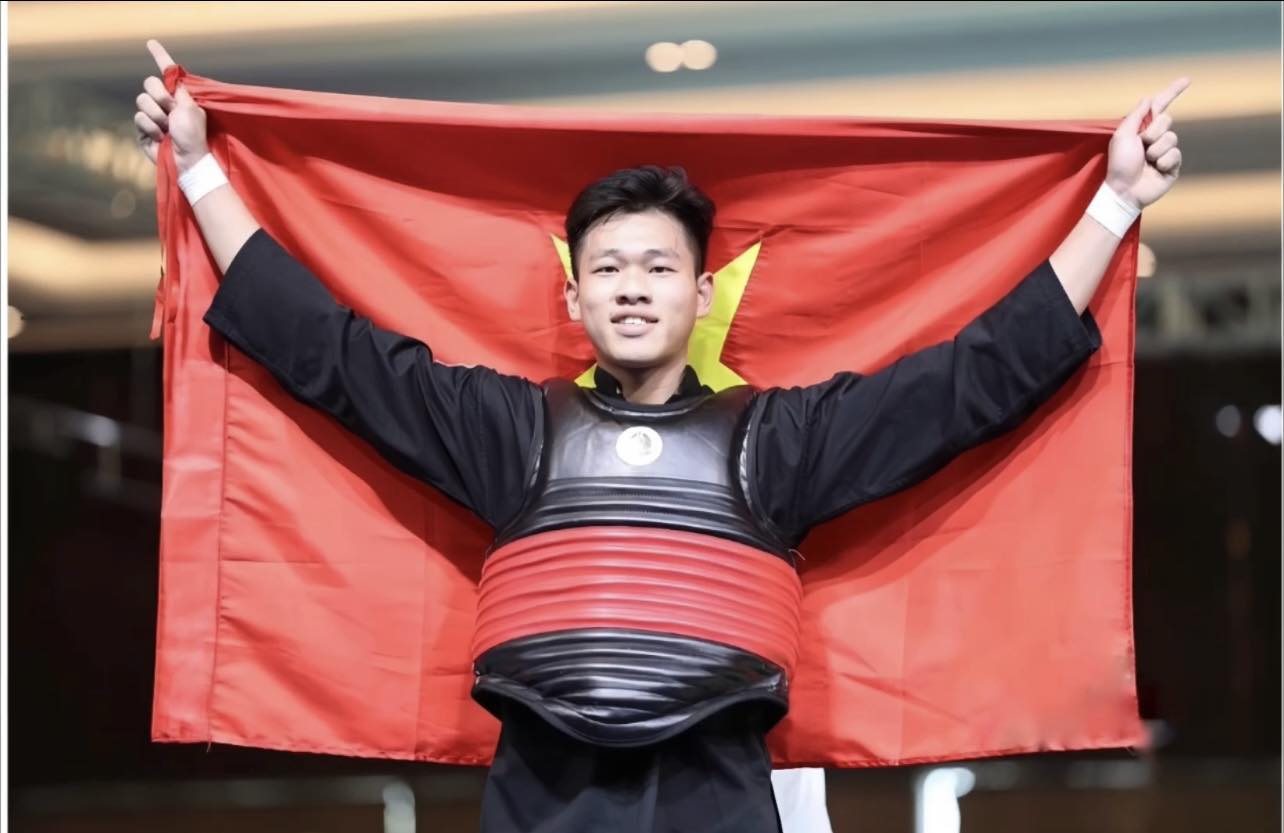 Võ sĩ Thái Lan chơi xấu, VĐV Việt Nam vẫn hiên ngang giành HCV SEA Games, nói luôn: "Không có chuyên môn còn đánh xấu"- Ảnh 1. Võ sĩ Thái Lan chơi xấu, VĐV Việt Nam vẫn hiên ngang giành HCV SEA Games, nói luôn: "Không có chuyên môn còn đánh xấu"- Ảnh 1.