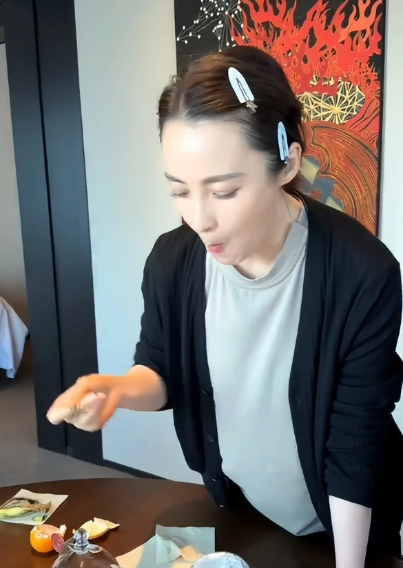 “Đệ nhất mỹ nhân” bị trợ lý mắng như con, đói đến mức phải vét đáy nồi, ăn quýt cả vỏ- Ảnh 3. “Đệ nhất mỹ nhân” bị trợ lý mắng như con, đói đến mức phải vét đáy nồi, ăn quýt cả vỏ- Ảnh 3.