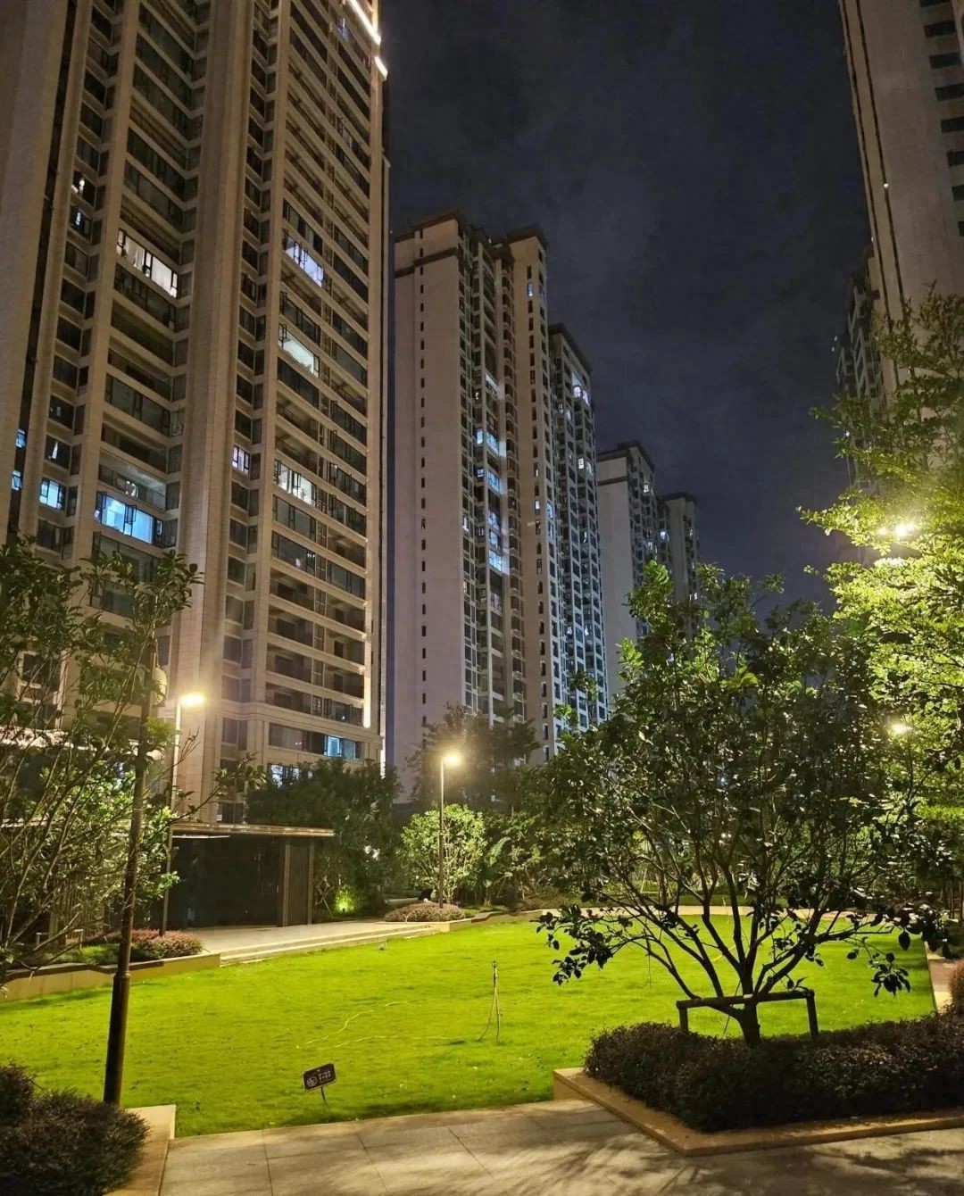Sau 19 giờ, mọi khu chung cư đều lộ "mặt thật": Ánh đèn nói rõ chất lượng sống hơn nghìn lời quảng cáo- Ảnh 1. Sau 19 giờ, mọi khu chung cư đều lộ "mặt thật": Ánh đèn nói rõ chất lượng sống hơn nghìn lời quảng cáo- Ảnh 1.