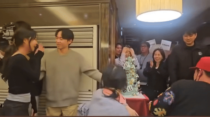 Làm nhân viên của G-DRAGON sướng lắm, được tặng vàng vì yêu đương chốn công sở!- Ảnh 2.