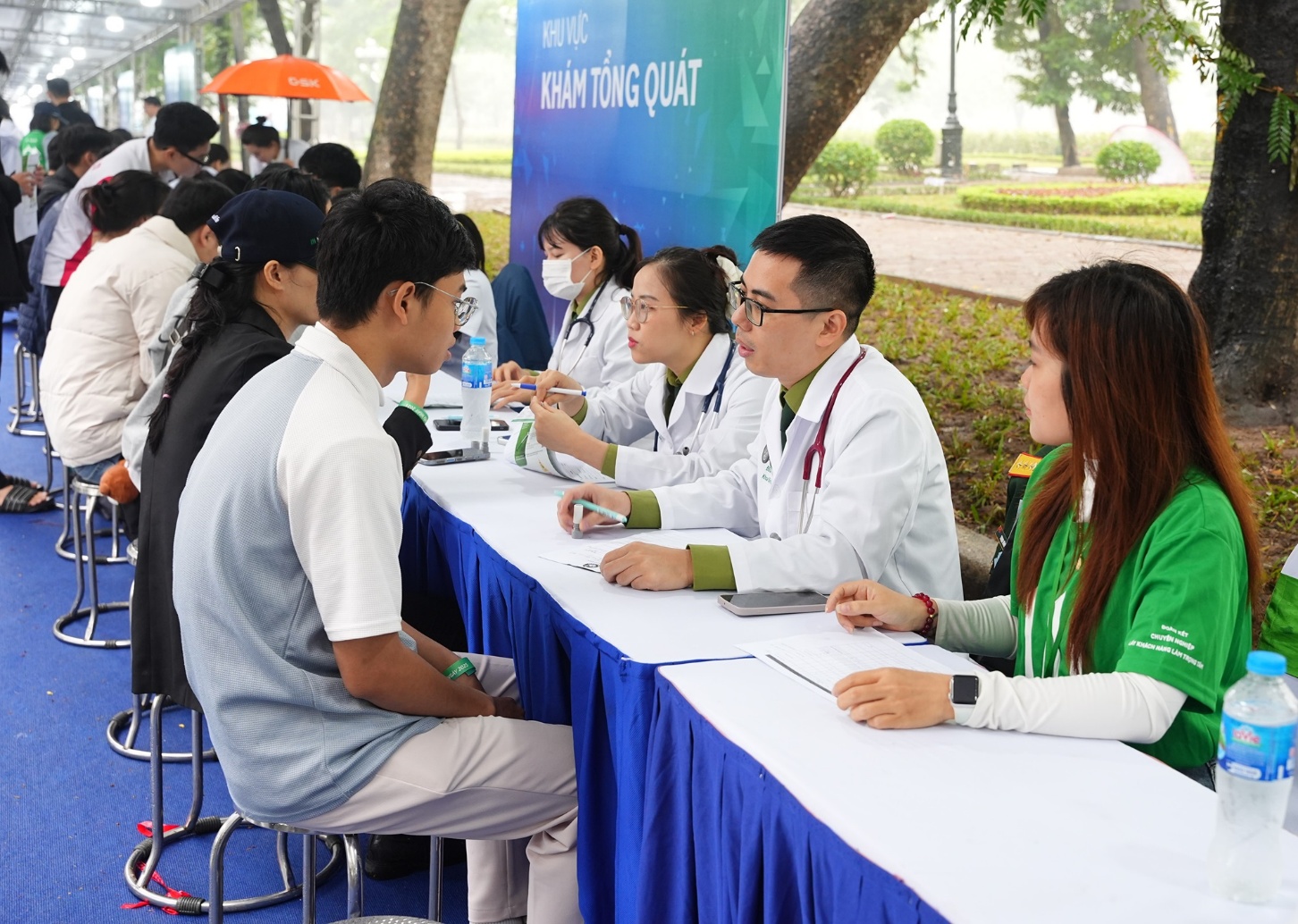 Khi phố đi bộ trở thành “phòng khám” đặc biệt của người dân Thủ đô- Ảnh 2.