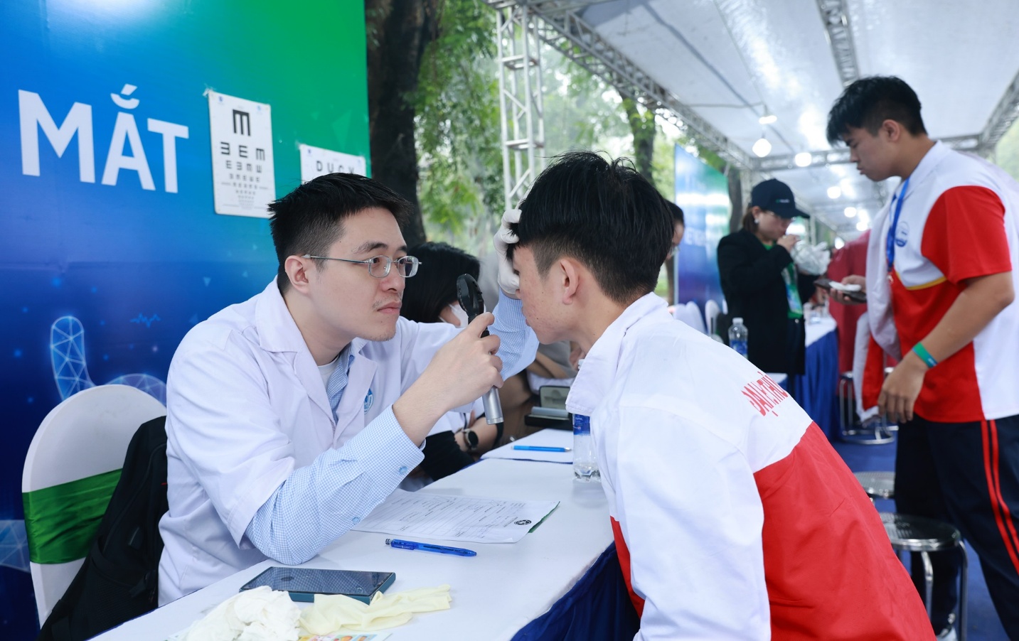 Khi phố đi bộ trở thành “phòng khám” đặc biệt của người dân Thủ đô- Ảnh 4.