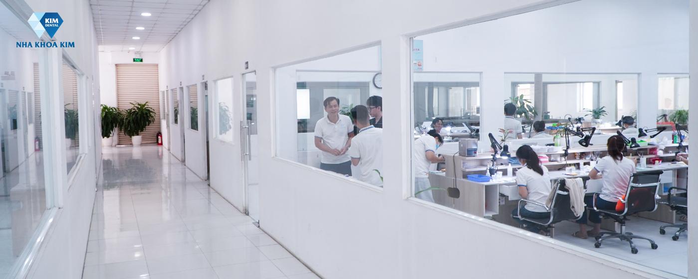 Bí mật sau tấm thẻ bảo hành: Vì sao cùng một chiếc thẻ nhưng chất lượng răng sứ lại… khác nhau?- Ảnh 4. Bí mật sau tấm thẻ bảo hành: Vì sao cùng một chiếc thẻ nhưng chất lượng răng sứ lại… khác nhau?- Ảnh 4.