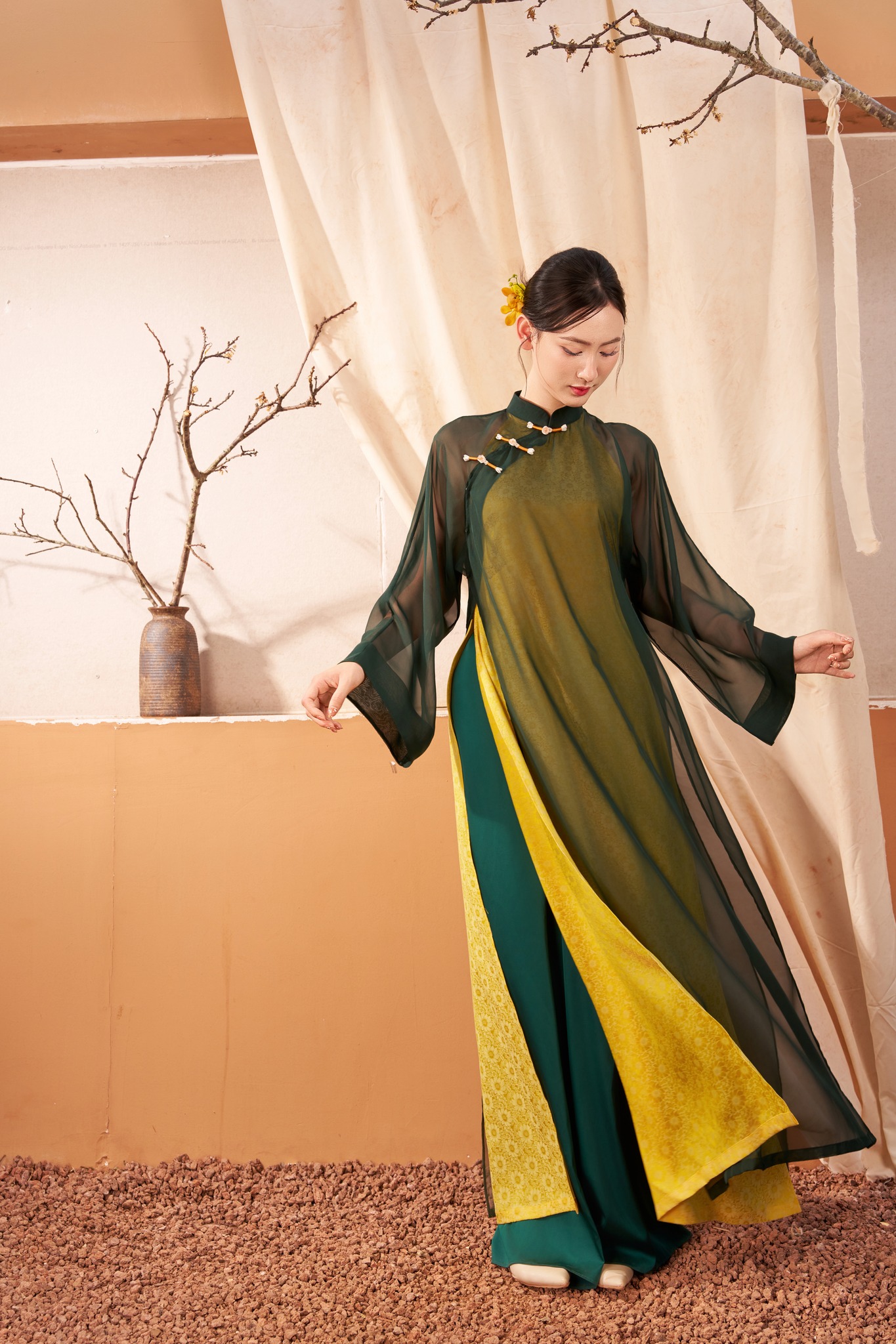 Tâm điểm xu hướng áo dài Tết 2026: Áo dài tà kép (4 tà) nhân đôi vẻ thướt tha, sang chảnh cho phái đẹp- Ảnh 17.