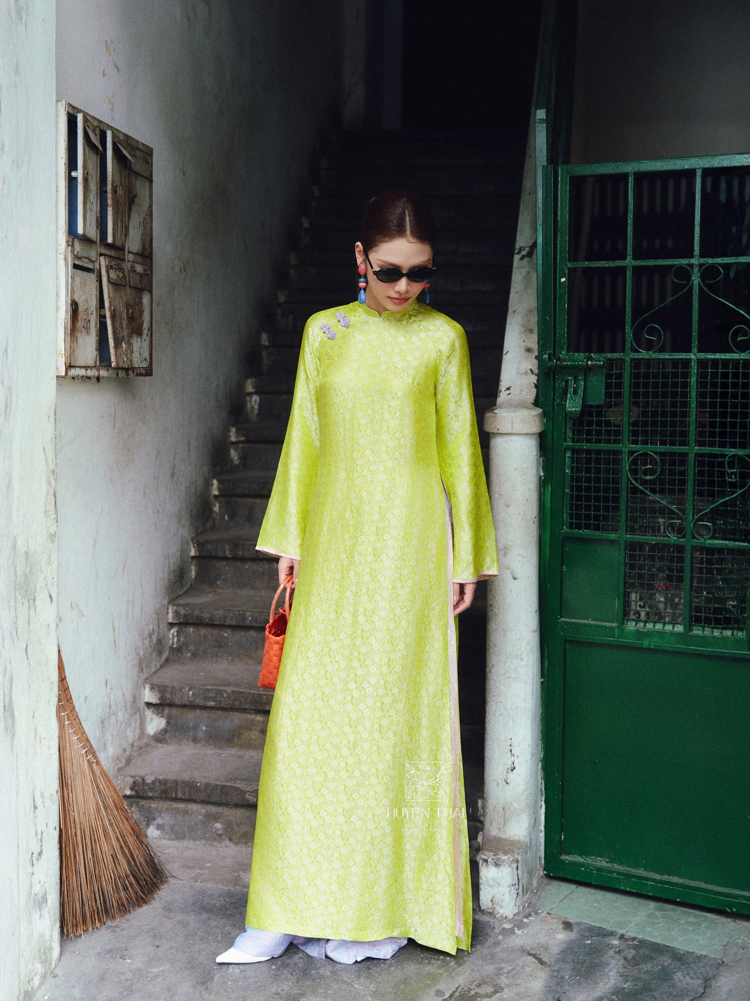 Tâm điểm xu hướng áo dài Tết 2026: Áo dài tà kép (4 tà) nhân đôi vẻ thướt tha, sang chảnh cho phái đẹp- Ảnh 6.