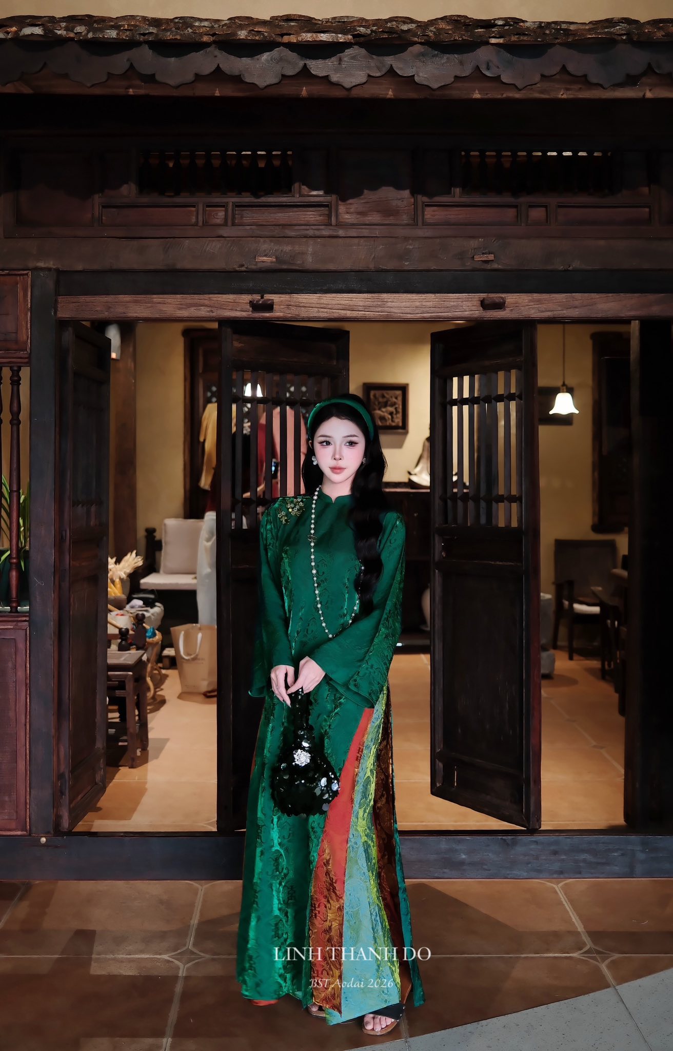 Tâm điểm xu hướng áo dài Tết 2026: Áo dài tà kép (4 tà) nhân đôi vẻ thướt tha, sang chảnh cho phái đẹp- Ảnh 2.