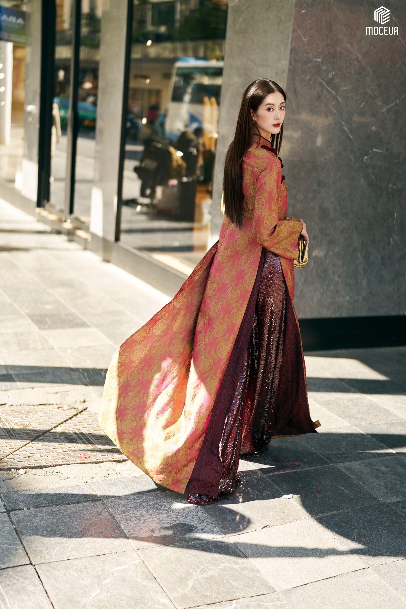 Tâm điểm xu hướng áo dài Tết 2026: Áo dài tà kép (4 tà) nhân đôi vẻ thướt tha, sang chảnh cho phái đẹp- Ảnh 8.