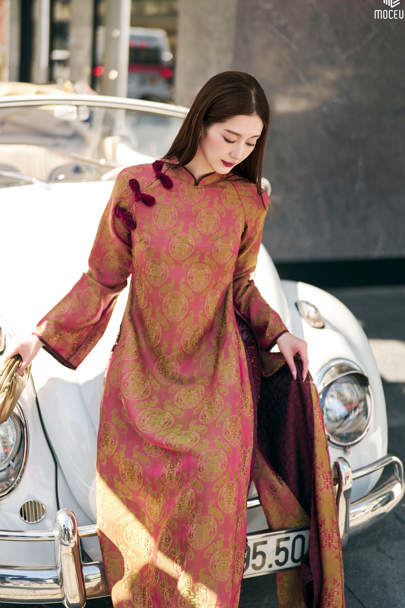 Tâm điểm xu hướng áo dài Tết 2026: Áo dài tà kép (4 tà) nhân đôi vẻ thướt tha, sang chảnh cho phái đẹp- Ảnh 9.