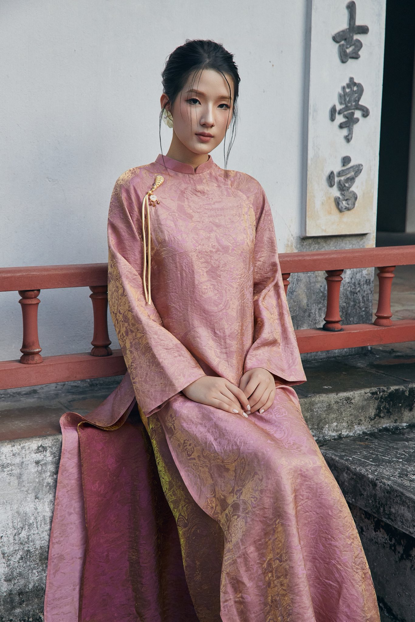 Tâm điểm xu hướng áo dài Tết 2026: Áo dài tà kép (4 tà) nhân đôi vẻ thướt tha, sang chảnh cho phái đẹp- Ảnh 10.