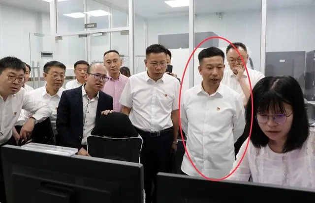 Tỷ phú sinh năm 1973 có 220.000 tỷ trong tay, thưởng Tết cho nhân viên "tiền xếp thành núi"- Ảnh 2. Tỷ phú sinh năm 1973 có 220.000 tỷ trong tay, thưởng Tết cho nhân viên "tiền xếp thành núi"- Ảnh 2.