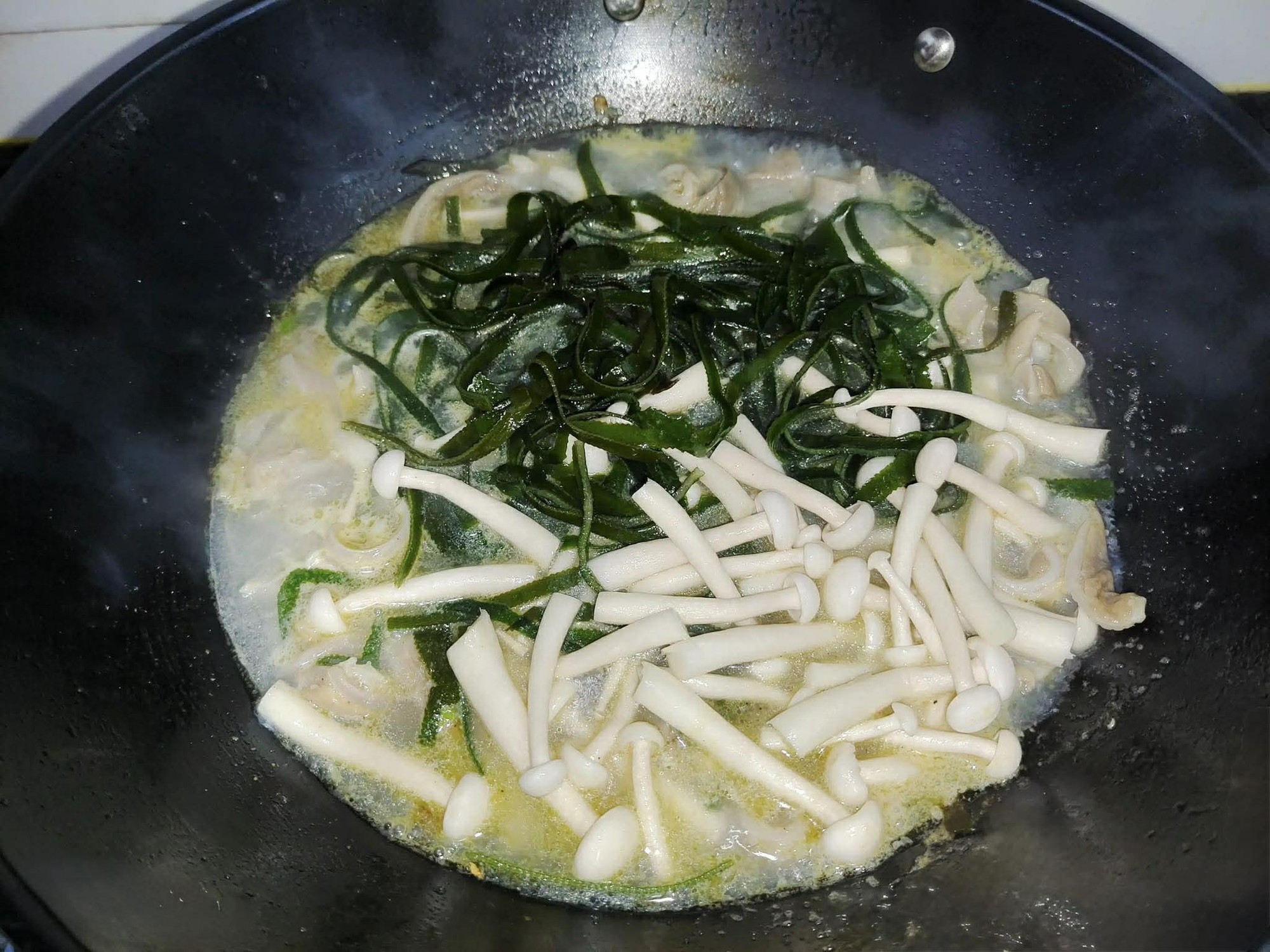 Món canh này rất hợp cho bữa cơm mùa đông: Nấu dễ mà ngon, húp một ngụm nước dùng thôi cũng mê lắm rồi!- Ảnh 4.