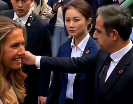 Nữ vệ sĩ xinh đẹp gây sốt với loạt khoảnh khắc hộ tống các phu nhân thế giới- Ảnh 4. Nữ vệ sĩ xinh đẹp gây sốt với loạt khoảnh khắc hộ tống các phu nhân thế giới- Ảnh 4.