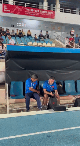 Chạnh lòng khoảnh khắc HLV Mai Đức Chung ho khan, mệt mỏi ở cabin ban huấn luyện- Ảnh 20. Chạnh lòng khoảnh khắc HLV Mai Đức Chung ho khan, mệt mỏi ở cabin ban huấn luyện- Ảnh 20.