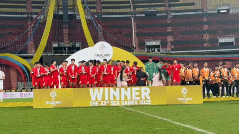 Độc lạ U22 Việt Nam: "Rồng rắn" như thiếu nhi lên bục vô địch, cầm HCV "chọi" vào đầu "test" hàng thật hay "fake"- Ảnh 19.