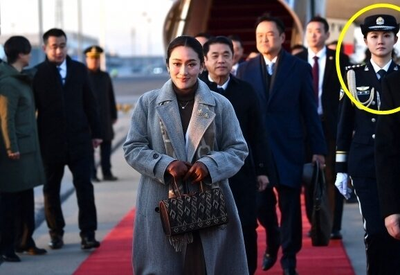 Nữ vệ sĩ xinh đẹp gây sốt với loạt khoảnh khắc hộ tống các phu nhân thế giới- Ảnh 5. Nữ vệ sĩ xinh đẹp gây sốt với loạt khoảnh khắc hộ tống các phu nhân thế giới- Ảnh 5.