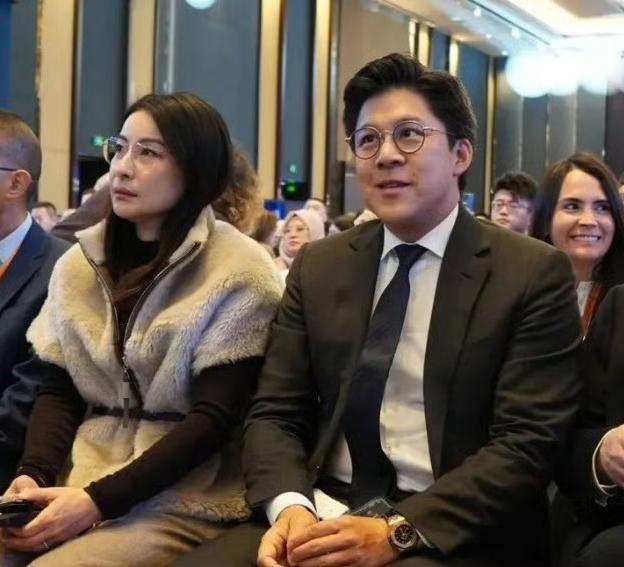 Cái nghiêng mình "đắt giá" của Hà Siêu Quỳnh trước con gái MC Lý Tương: Đẳng cấp của một "bà trùm" là đây!- Ảnh 2. Cái nghiêng mình "đắt giá" của Hà Siêu Quỳnh trước con gái MC Lý Tương: Đẳng cấp của một "bà trùm" là đây!- Ảnh 2.