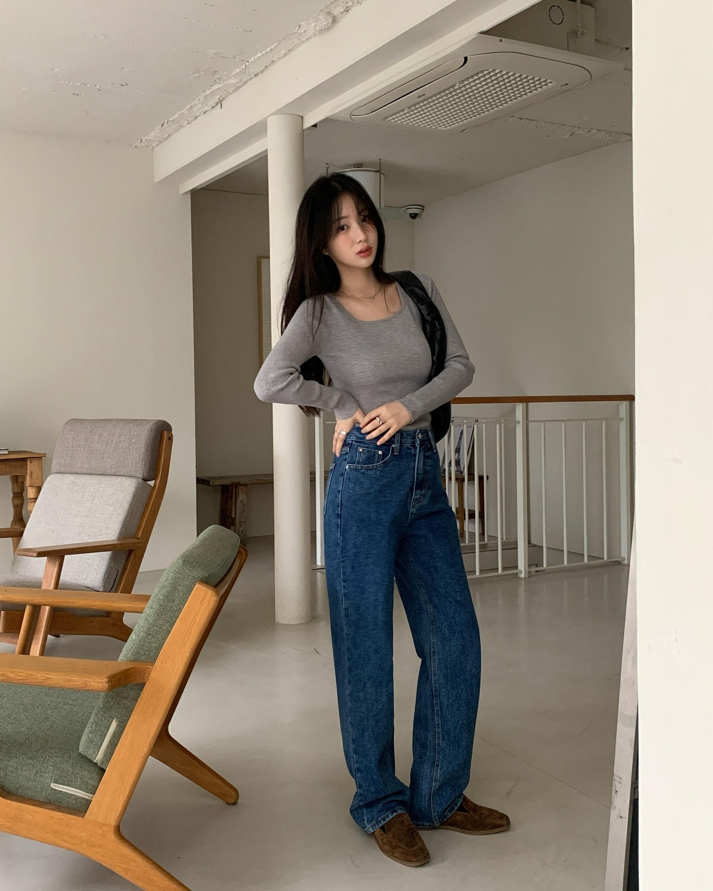 4 công thức mặc áo mỏng dài tay hợp nhất với những ngày không lạnh- Ảnh 4.