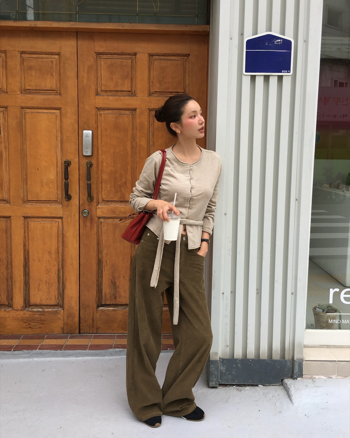 4 công thức mặc áo mỏng dài tay hợp nhất với những ngày không lạnh- Ảnh 9.