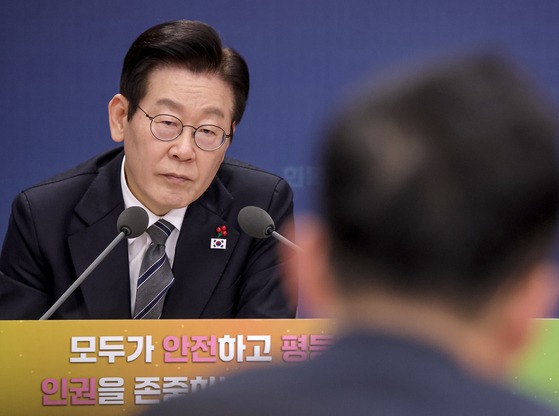 Băng vệ sinh ở Hàn "đắt cắt cổ"- Ảnh 1.