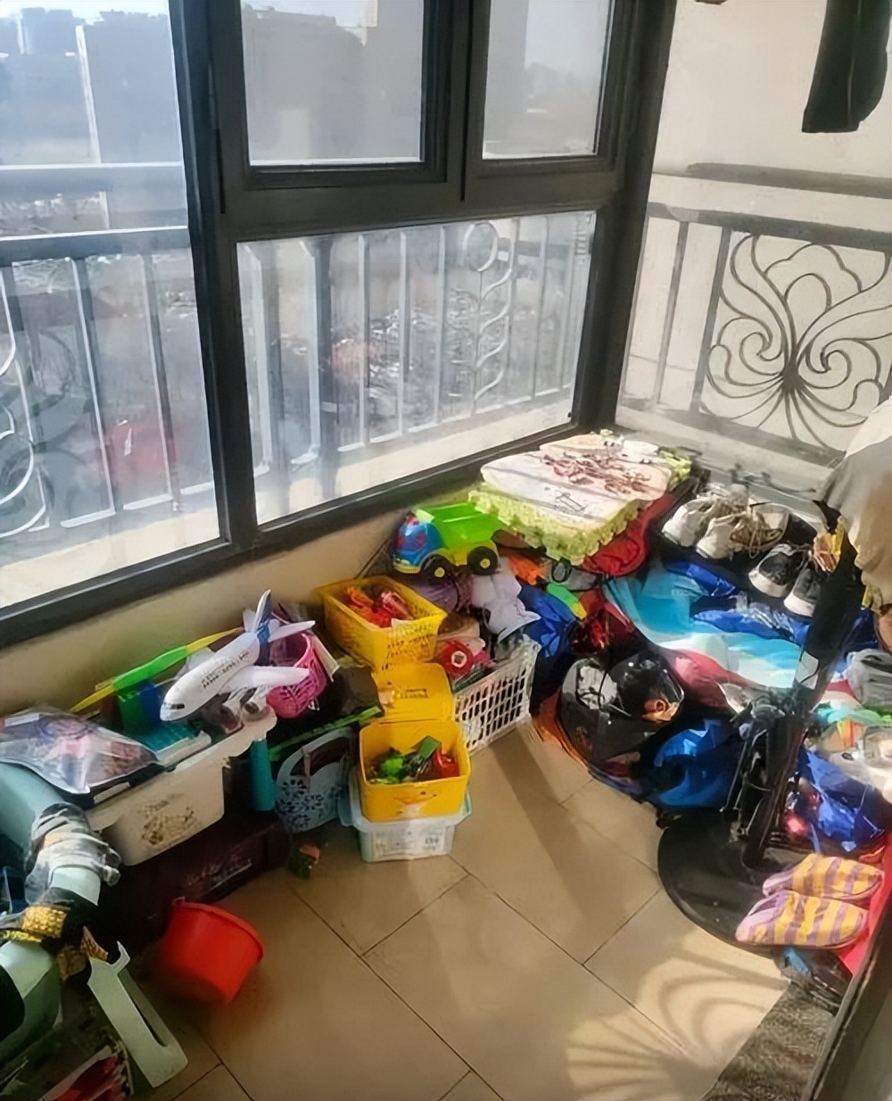 6 món đồ cũ khiến nhà luôn bừa bộn, ví tiền "tụt năng lượng": Nghèo đến đâu cũng nên bỏ ngay- Ảnh 6. 6 món đồ cũ khiến nhà luôn bừa bộn, ví tiền "tụt năng lượng": Nghèo đến đâu cũng nên bỏ ngay- Ảnh 6.