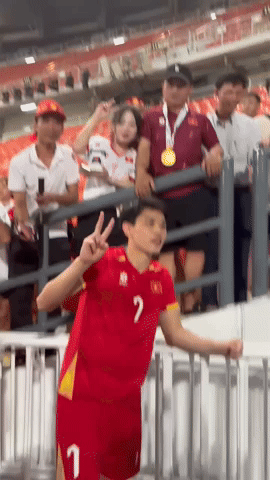 "Đột nhập" phòng thay đồ U22 Việt Nam: Cầu thủ bật loa ca hát, tranh thủ gọi về nhà ăn mừng HCV cùng người thân- Ảnh 3.