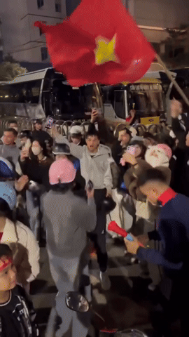 Bắt gặp Quang Hải lao ra đường ăn mừng U22 Việt Nam vô địch: Người tạo trend "đi bão" nay được đi bão rồi!- Ảnh 2. Bắt gặp Quang Hải lao ra đường ăn mừng U22 Việt Nam vô địch: Người tạo trend "đi bão" nay được đi bão rồi!- Ảnh 2.