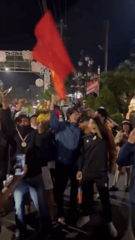 Bắt gặp Quang Hải lao ra đường ăn mừng U22 Việt Nam vô địch: Người tạo trend "đi bão" nay được đi bão rồi!- Ảnh 3. Bắt gặp Quang Hải lao ra đường ăn mừng U22 Việt Nam vô địch: Người tạo trend "đi bão" nay được đi bão rồi!- Ảnh 3.