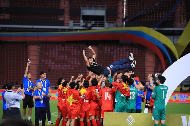 Giải mã chiếc nhẫn "phong thuỷ" của HLV Kim Sang-sik: Có liên quan gì đến cú lội ngược dòng "điên rồ" nhất?- Ảnh 1. Giải mã chiếc nhẫn "phong thuỷ" của HLV Kim Sang-sik: Có liên quan gì đến cú lội ngược dòng "điên rồ" nhất?- Ảnh 1.