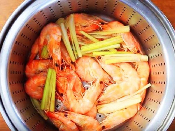 "Kẻ thù truyền kiếp" của mùi tanh: Thêm vào khi luộc tôm, tức khắc lên màu đỏ au ngon gấp bội- Ảnh 1.
