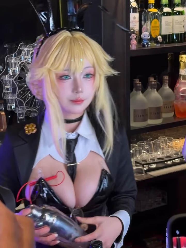 Nữ Coser chuyển hướng đi làm bartender khiến fan không dám tin- Ảnh 6. Nữ Coser chuyển hướng đi làm bartender khiến fan không dám tin- Ảnh 6.