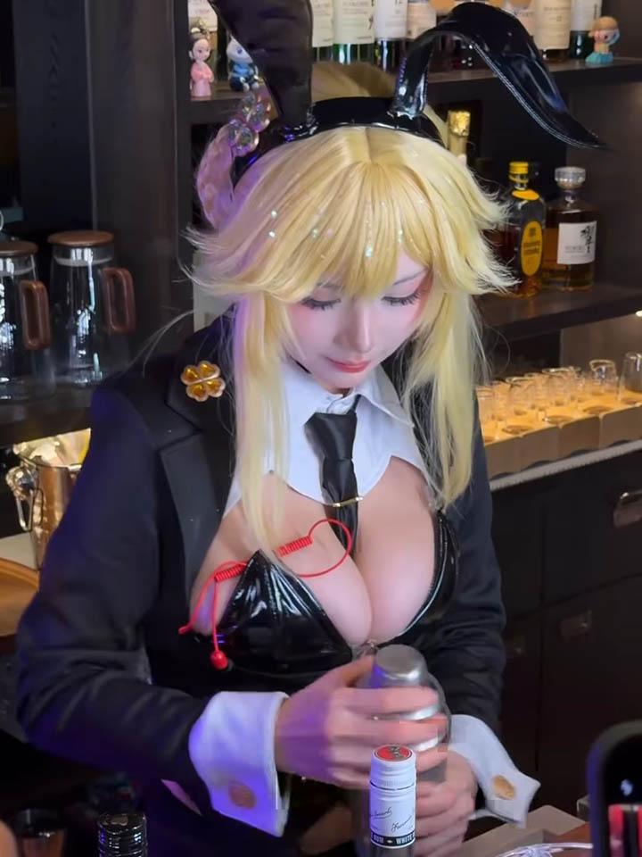 Nữ Coser chuyển hướng đi làm bartender khiến fan không dám tin- Ảnh 4. Nữ Coser chuyển hướng đi làm bartender khiến fan không dám tin- Ảnh 4.