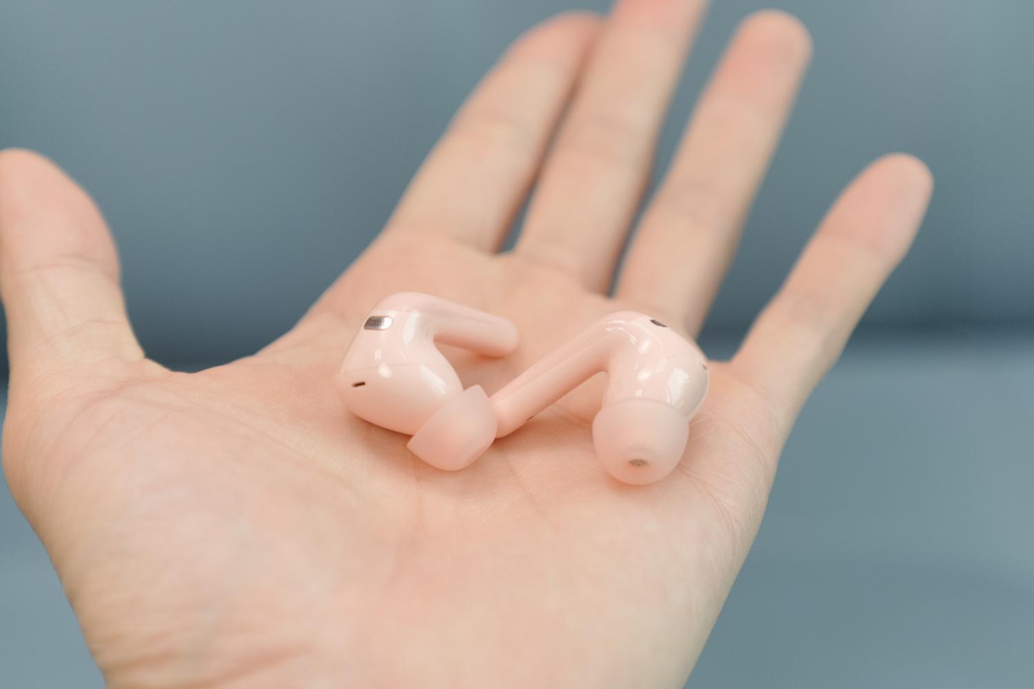 Dùng thử tai nghe Anker soundcore R60i NC phiên bản màu hồng: Nhẹ nhàng, dễ dùng, chống ồn vừa đủ, pin cả tuần- Ảnh 2.