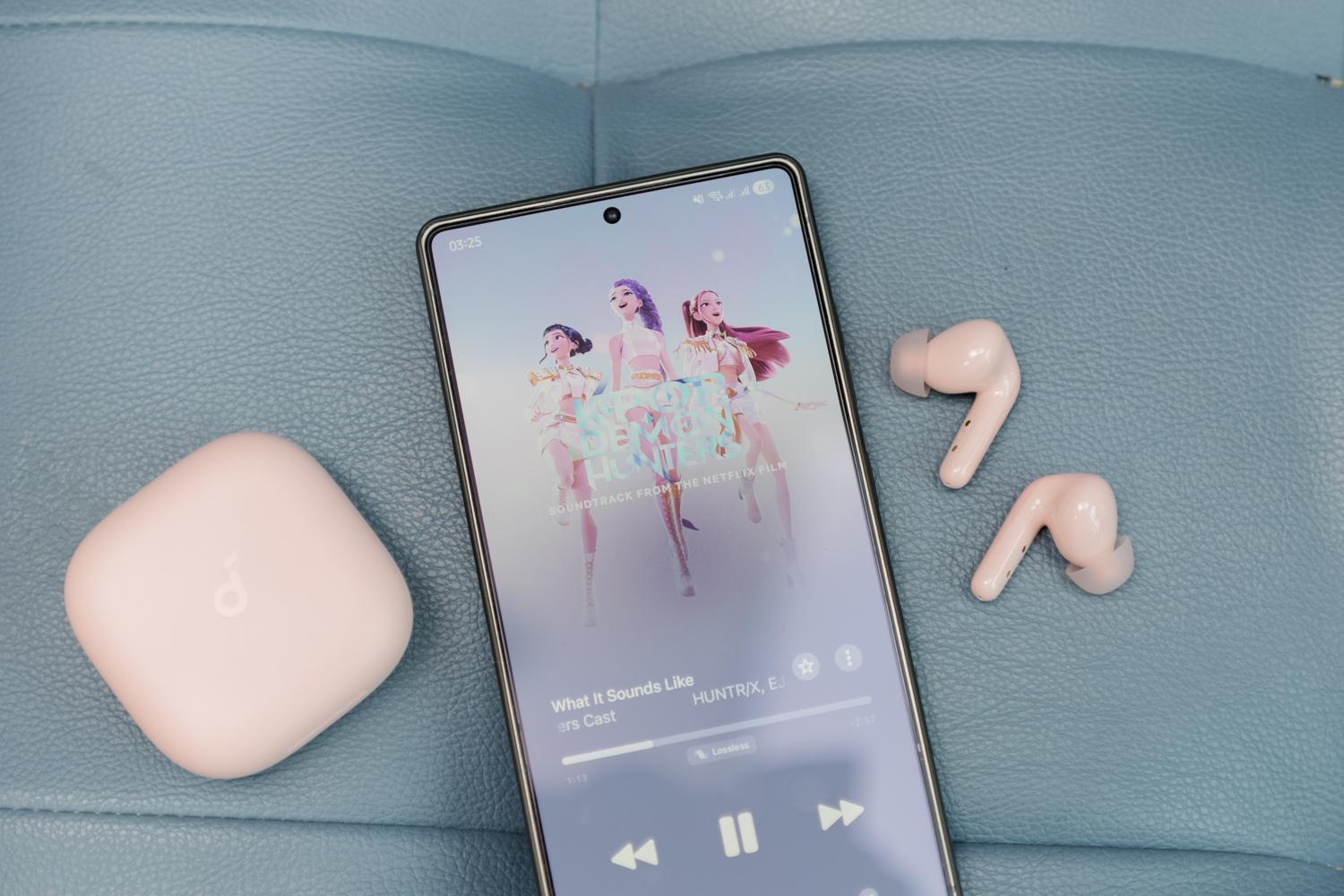 Dùng thử tai nghe Anker soundcore R60i NC phiên bản màu hồng: Nhẹ nhàng, dễ dùng, chống ồn vừa đủ, pin cả tuần- Ảnh 3.