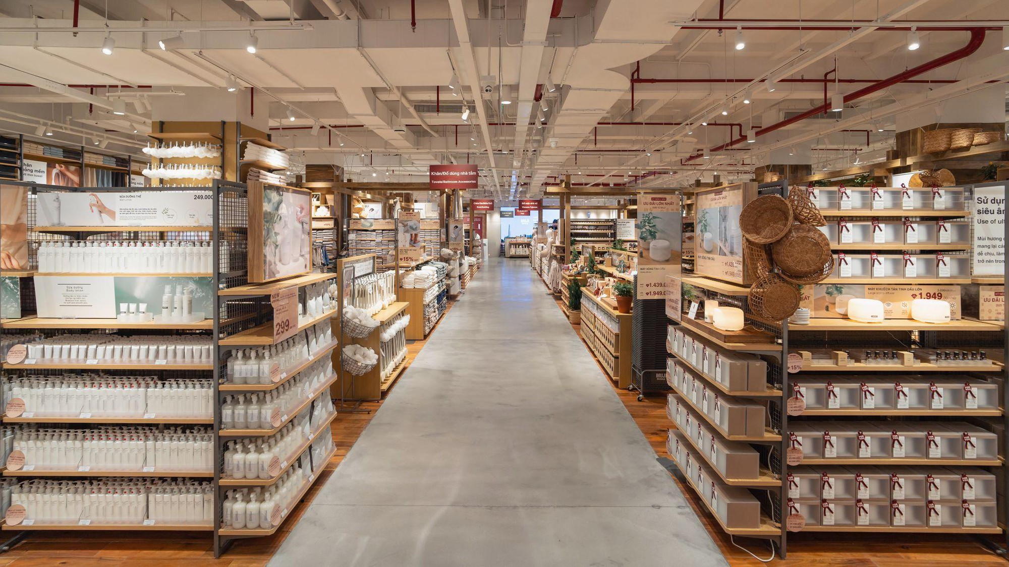 MUJI Lê Thánh Tôn thu hút hàng ngàn khách xếp hàng check-in ngày đầu mở cửa- Ảnh 2.