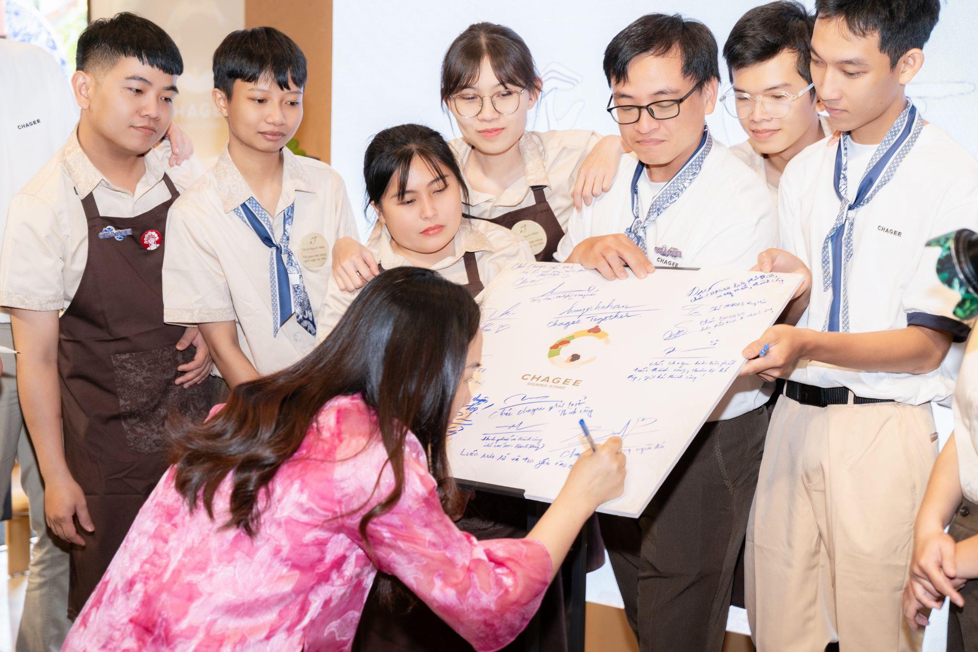 Khi đôi tay kể câu chuyện trà và kết nối- Ảnh 3. Khi đôi tay kể câu chuyện trà và kết nối- Ảnh 3.