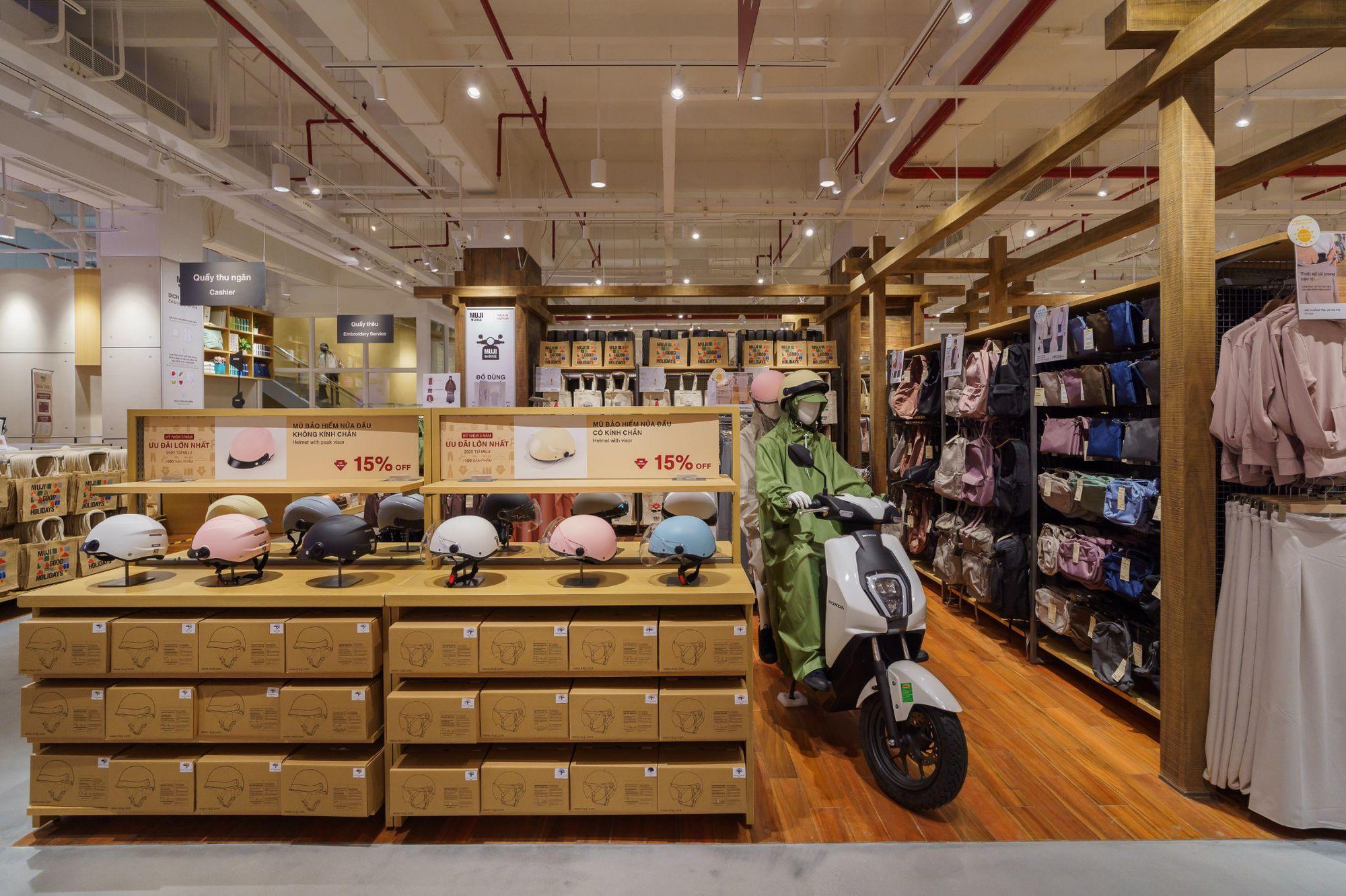 MUJI Lê Thánh Tôn thu hút hàng ngàn khách xếp hàng check-in ngày đầu mở cửa- Ảnh 4.