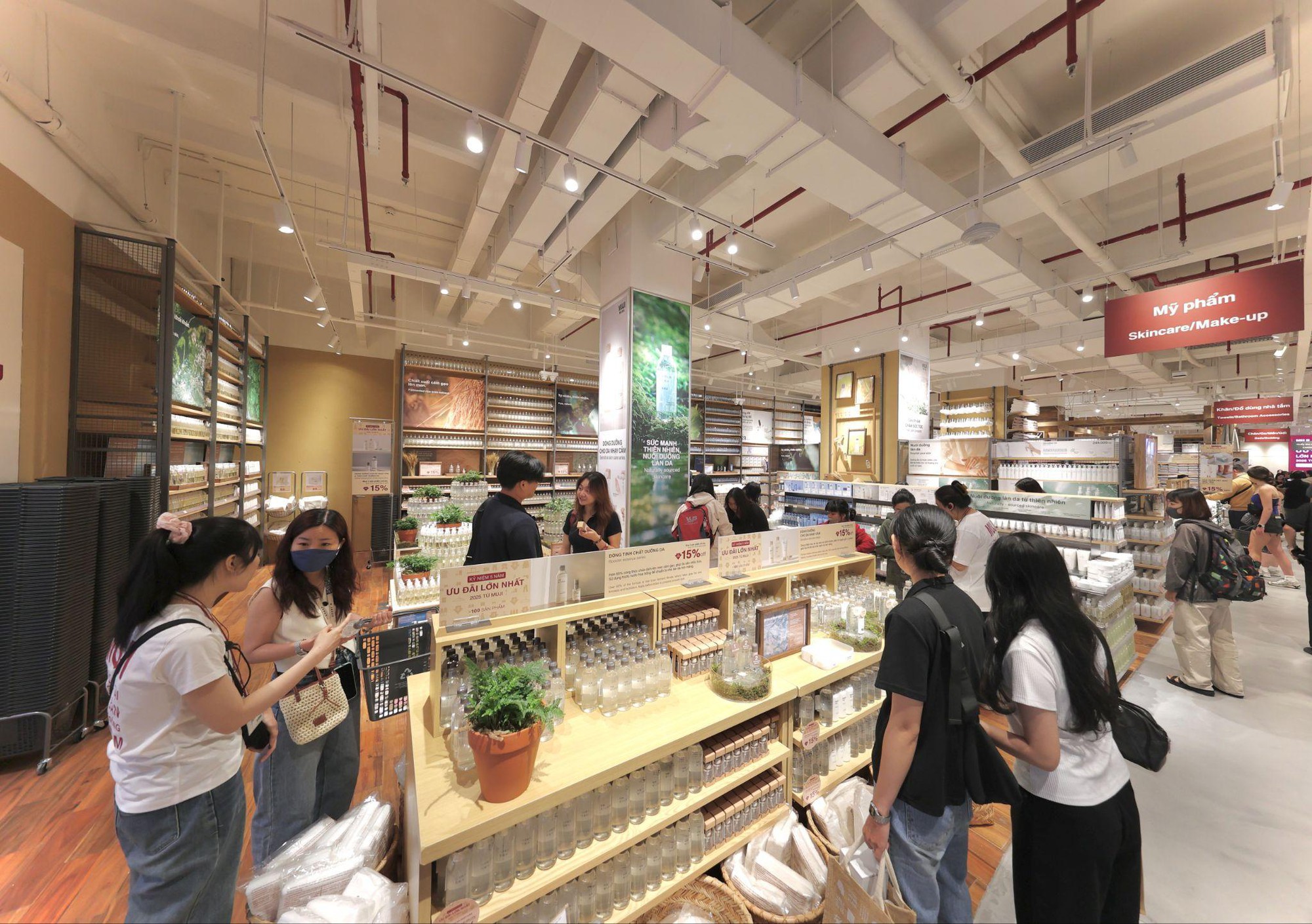 MUJI Lê Thánh Tôn thu hút hàng ngàn khách xếp hàng check-in ngày đầu mở cửa- Ảnh 5.