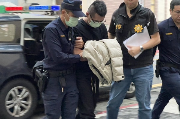 Kinh hoàng: "Ông trùm hộp đêm showbiz" bị hai kẻ lạ mặt xịt hơi cay, đuổi chém đến thương tích trong bãi đỗ xe- Ảnh 3.