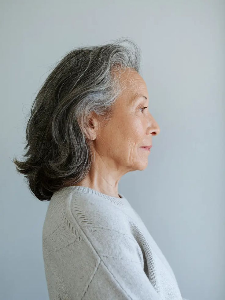 Cách chăm sóc tóc bạc cho phụ nữ trung niên: Làm sao để luôn bóng đẹp và không khô xơ, ngả vàng?- Ảnh 11.