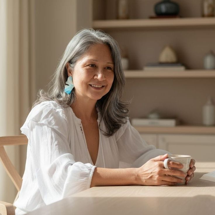 Cách chăm sóc tóc bạc cho phụ nữ trung niên: Làm sao để luôn bóng đẹp và không khô xơ, ngả vàng?- Ảnh 12.