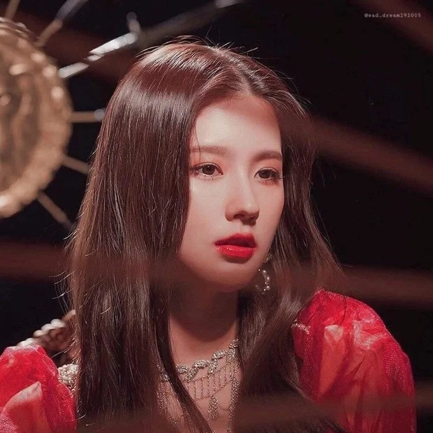 Tréo ngoe: Búp bê đẹp nhất showbiz được các nam sinh ùn ùn theo đuổi, cô vừa đeo kính lên tất cả “chạy mất dép”- Ảnh 2.