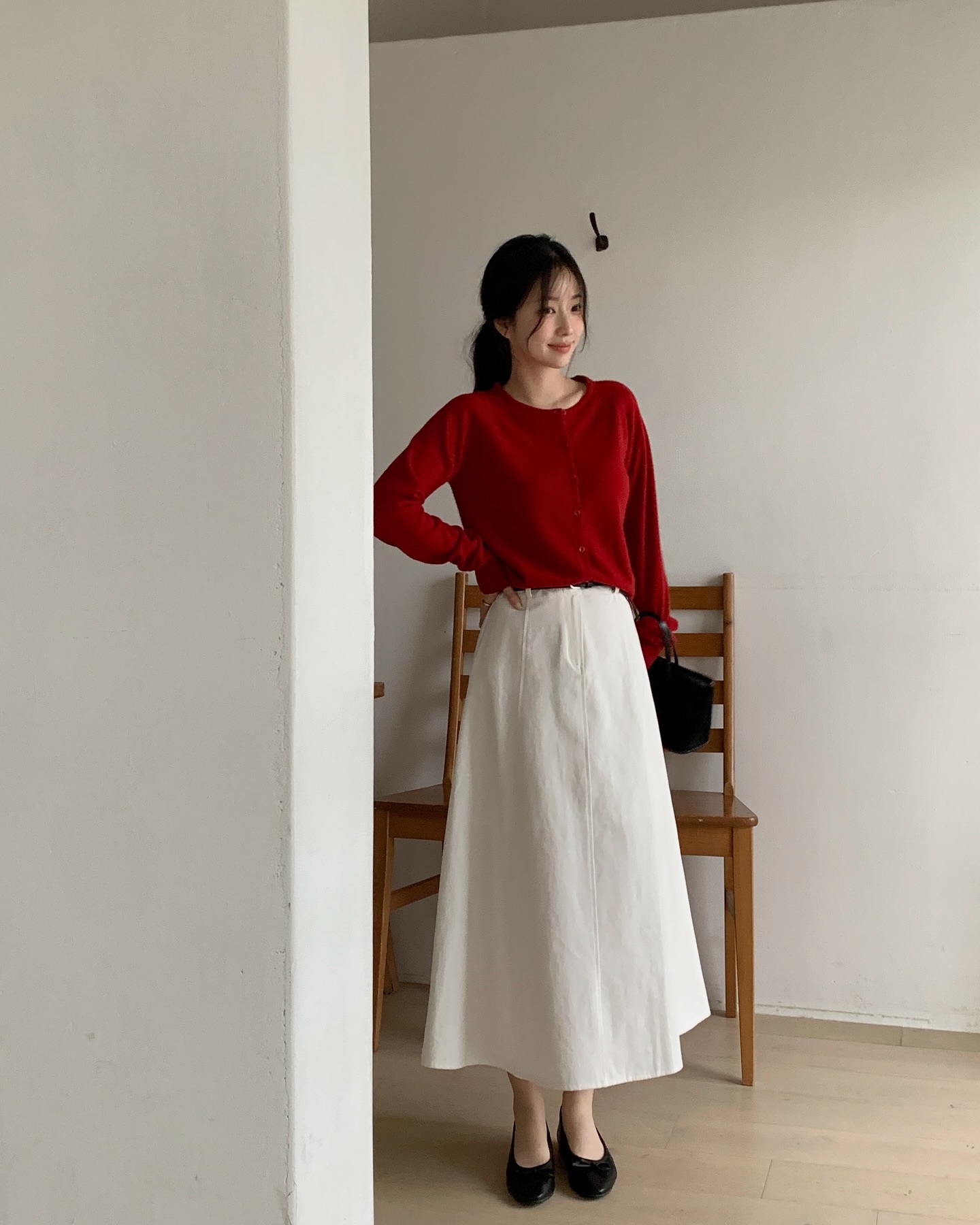 Chân váy chữ A che khuyết điểm đỉnh cao, mix với 5 mẫu áo này là phù hợp nhất- Ảnh 4.