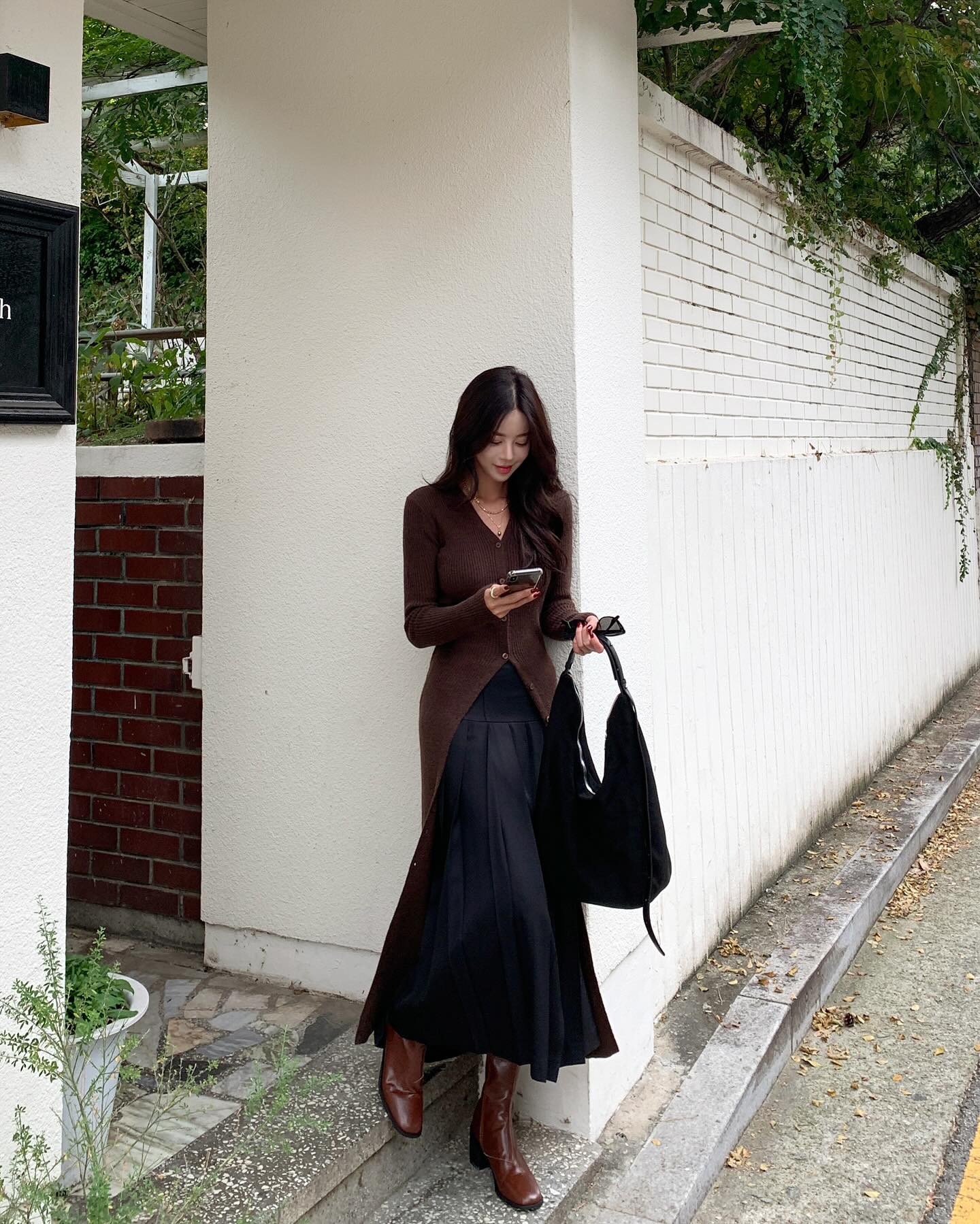 Chân váy chữ A che khuyết điểm đỉnh cao, mix với 5 mẫu áo này là phù hợp nhất- Ảnh 6.