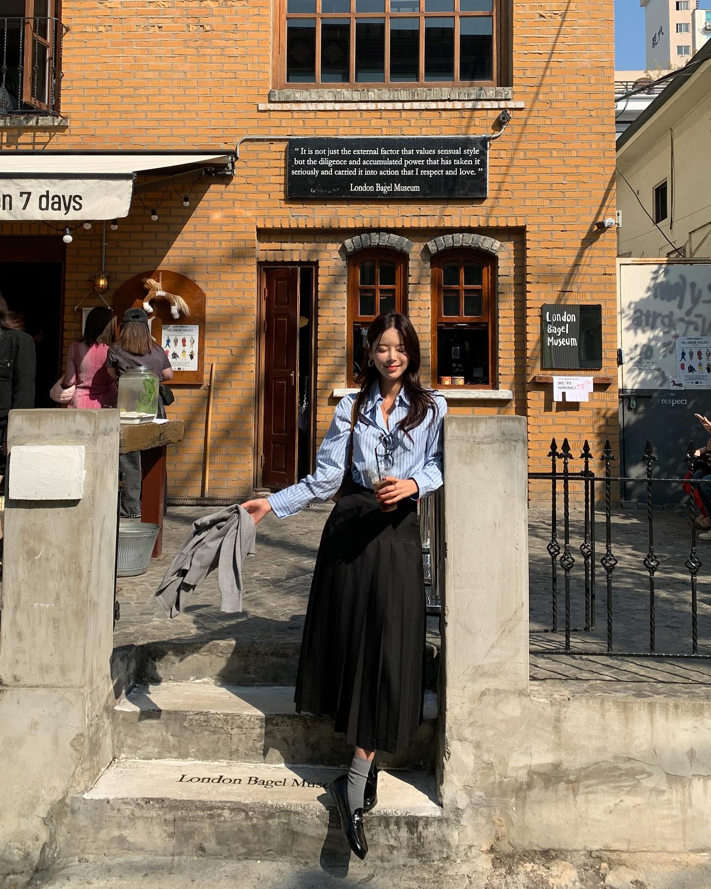 Chân váy chữ A che khuyết điểm đỉnh cao, mix với 5 mẫu áo này là phù hợp nhất- Ảnh 14.