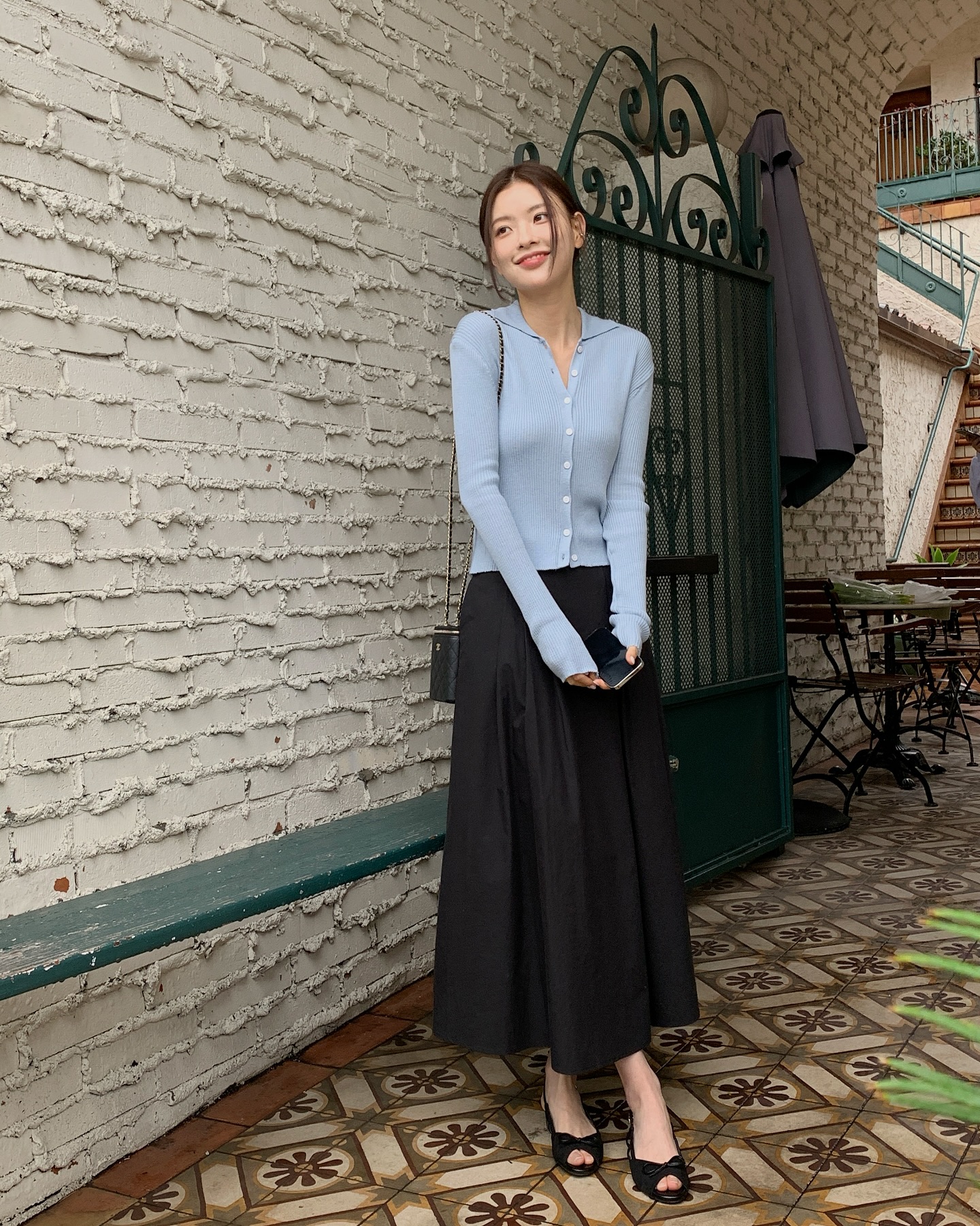 Chân váy chữ A che khuyết điểm đỉnh cao, mix với 5 mẫu áo này là phù hợp nhất- Ảnh 7.