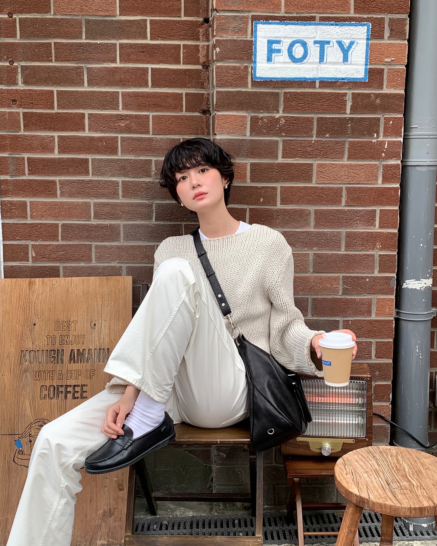 Áo len màu trung tính có 5 cách mặc đơn giản, nhưng sành điệu hết mức- Ảnh 1.