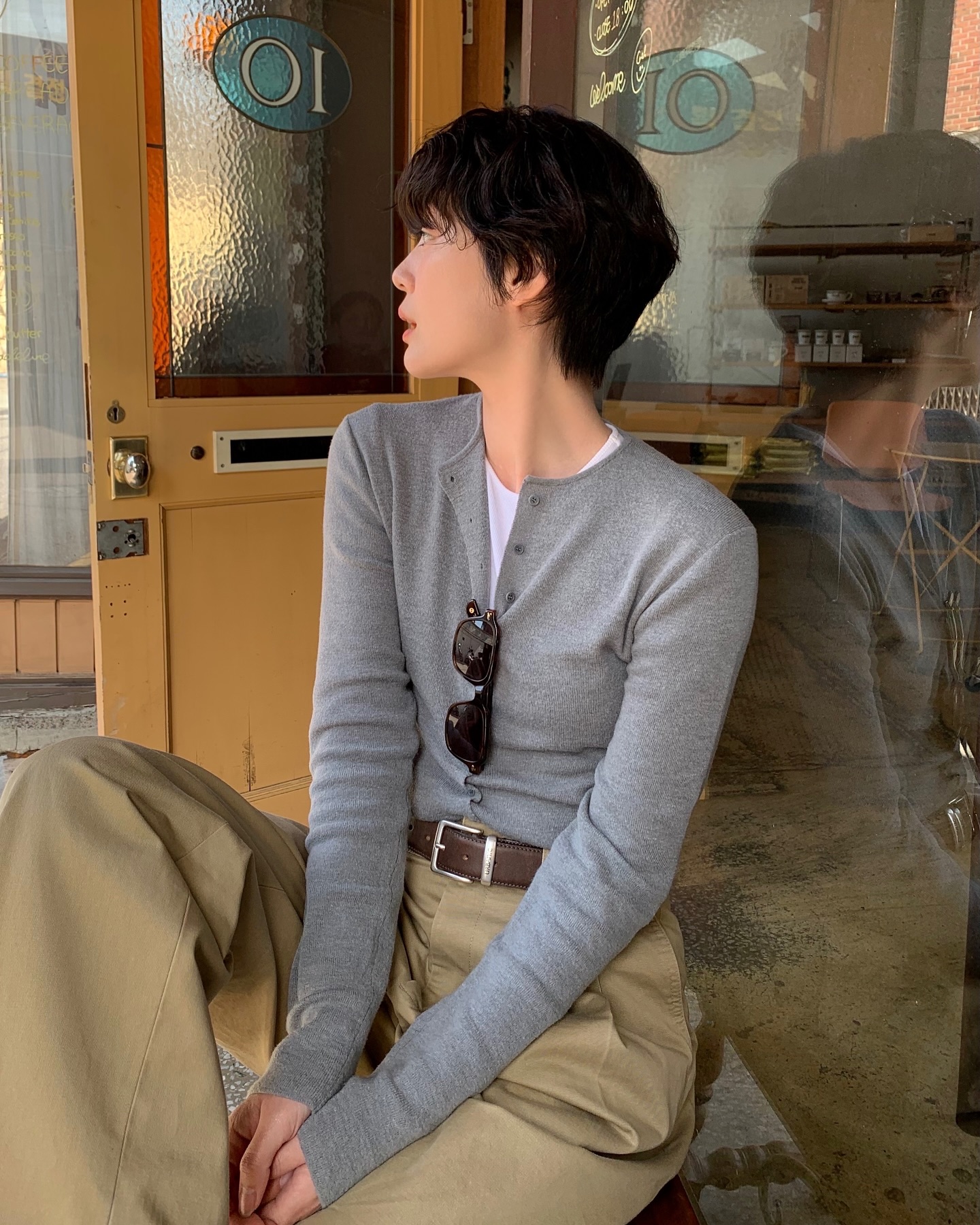 Áo len màu trung tính có 5 cách mặc đơn giản, nhưng sành điệu hết mức- Ảnh 4.