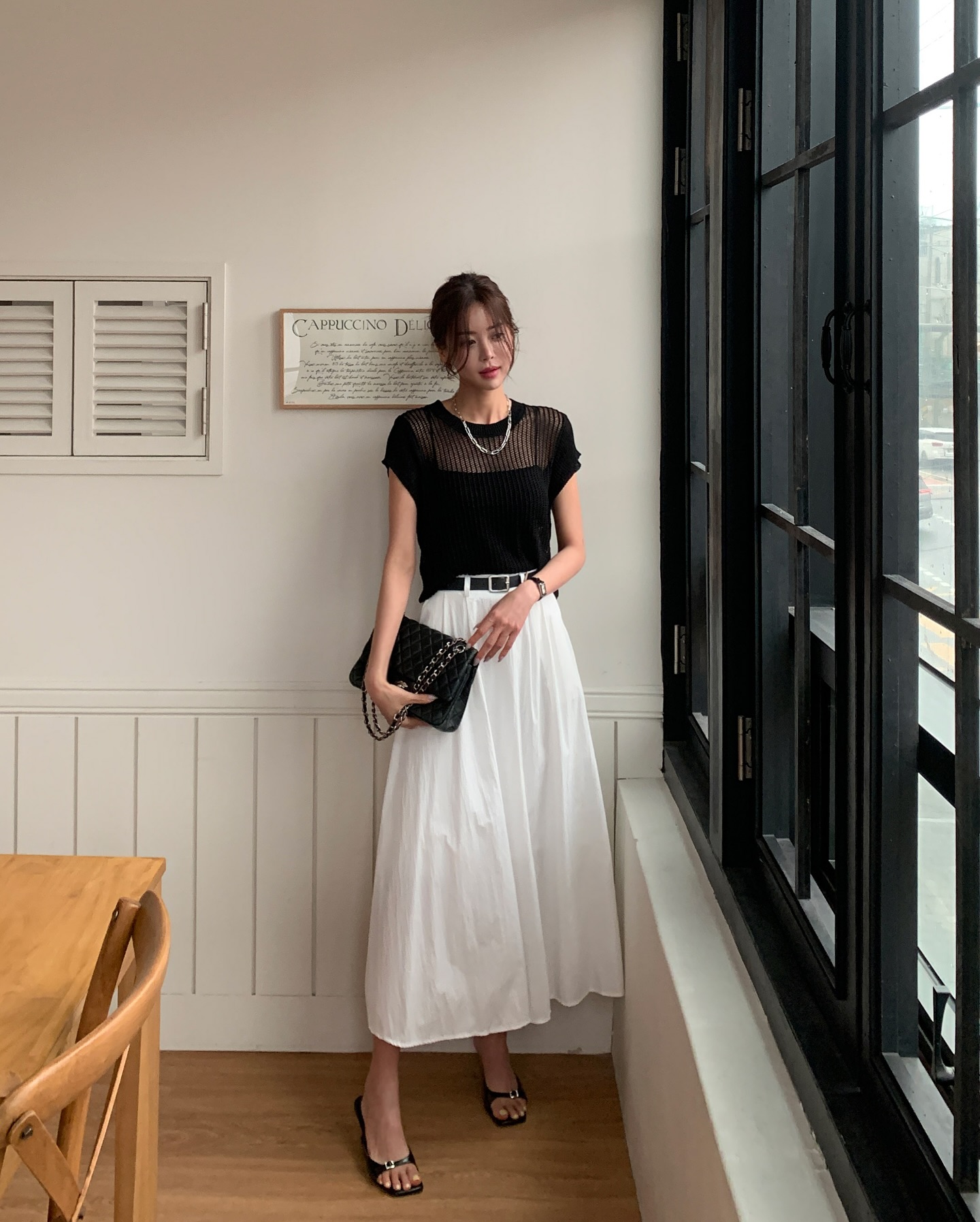 Chân váy chữ A che khuyết điểm đỉnh cao, mix với 5 mẫu áo này là phù hợp nhất- Ảnh 1.