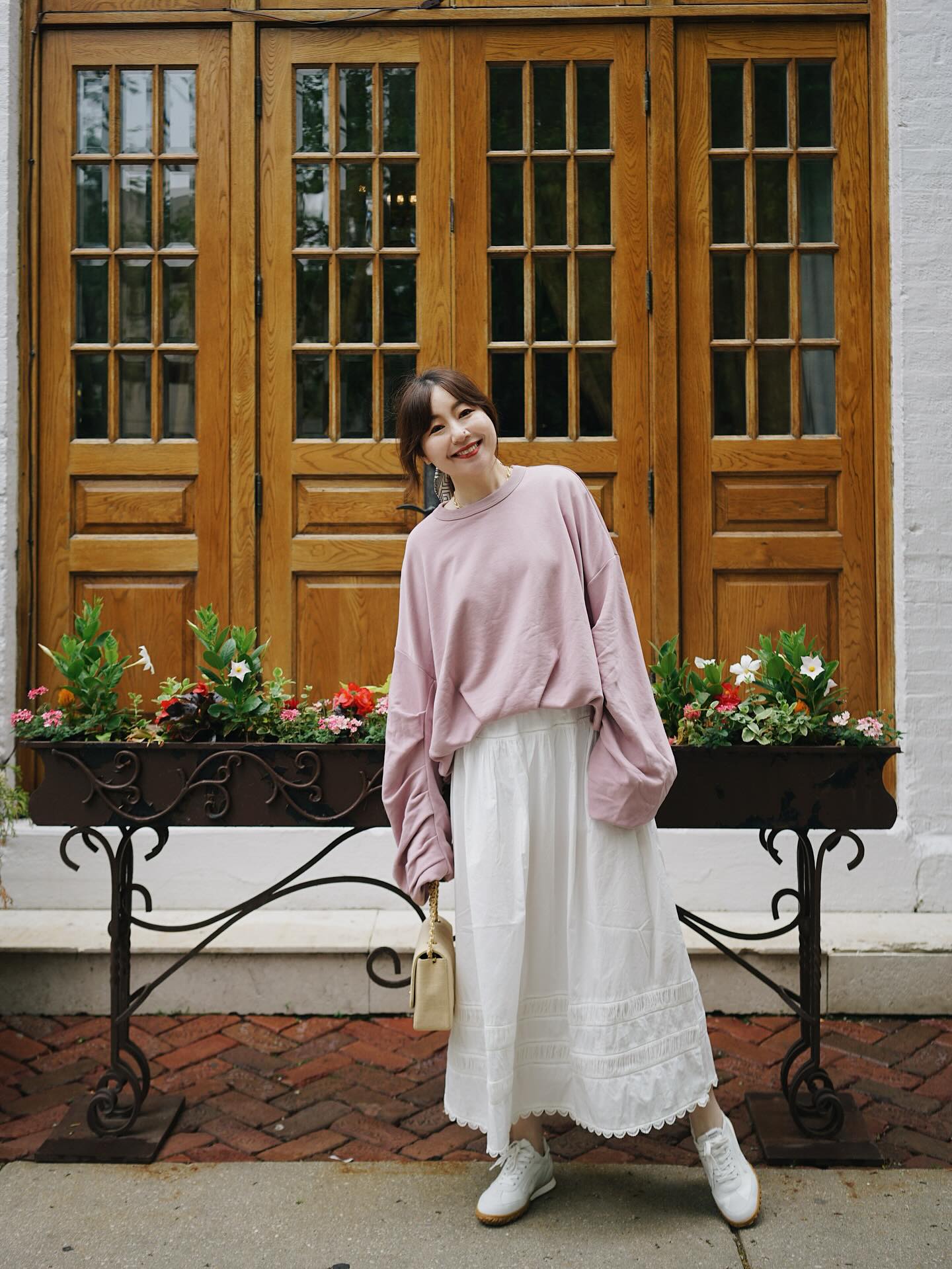 Chân váy chữ A che khuyết điểm đỉnh cao, mix với 5 mẫu áo này là phù hợp nhất- Ảnh 8.